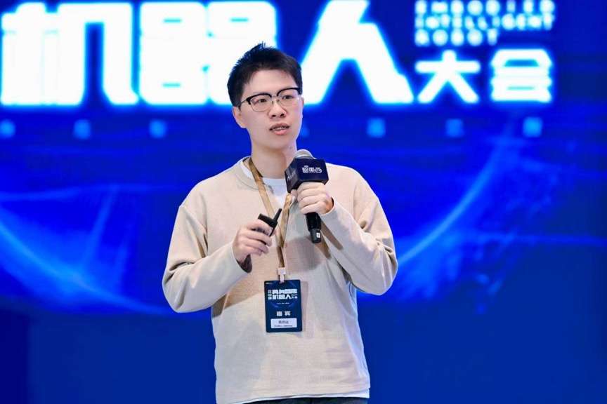 人形机器人落地干货硬核输出,首届具身智能峰会,燃爆了!