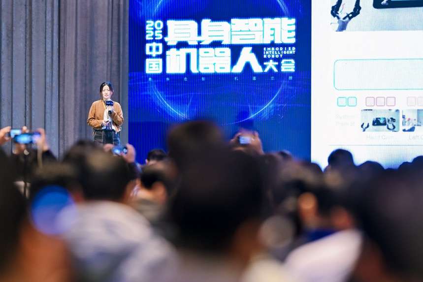人形机器人落地干货硬核输出,首届具身智能峰会,燃爆了!
